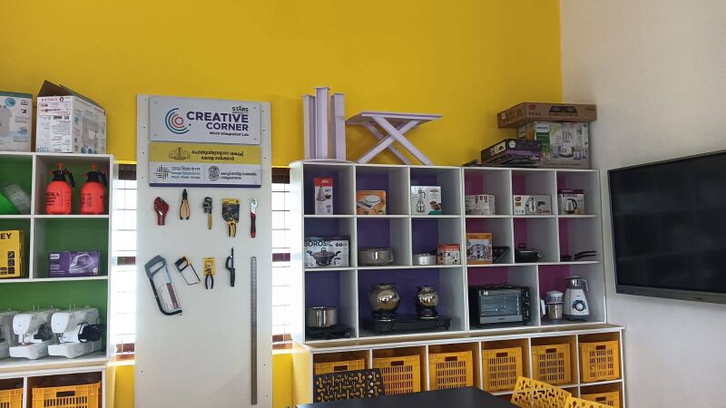 പ്രമാണം:33204 creativecorner01.jpg