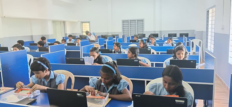 പ്രമാണം:35052 robotic class up 1.jpg