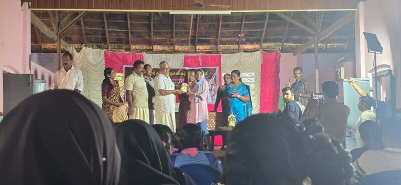 പ്രമാണം:42070 praveshanolsavam3.jpg