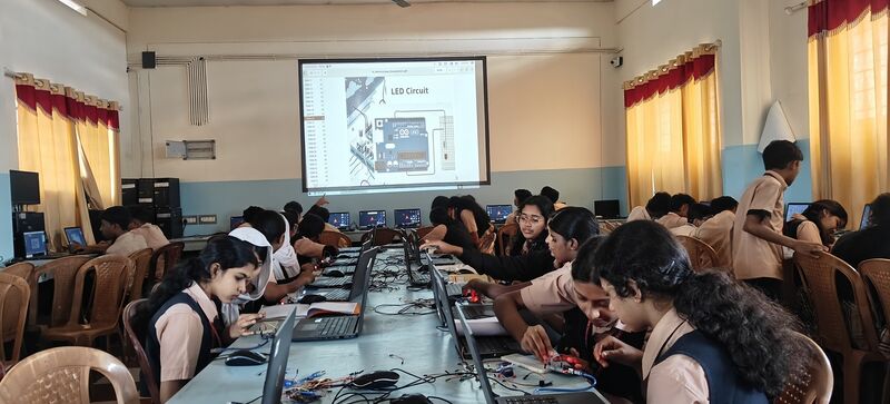 പ്രമാണം:15051 robtic trainin SSLC.jpg