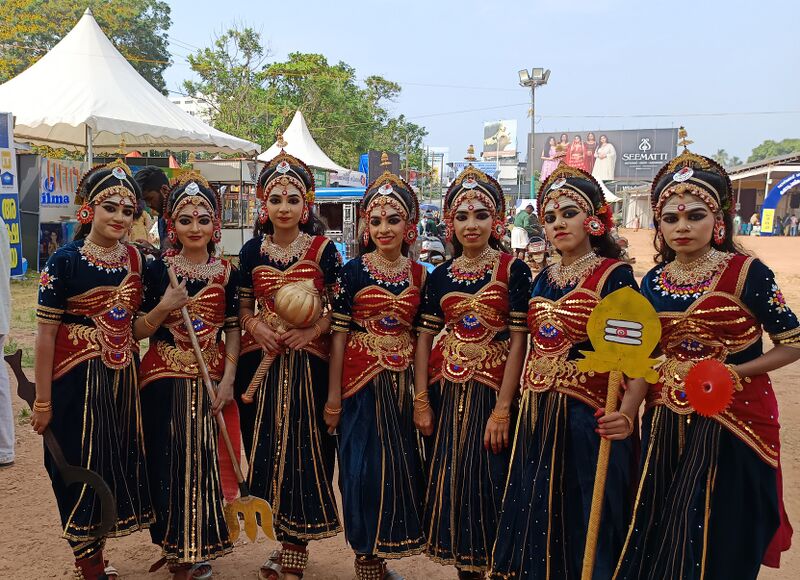 പ്രമാണം:16041 group dance.jpg