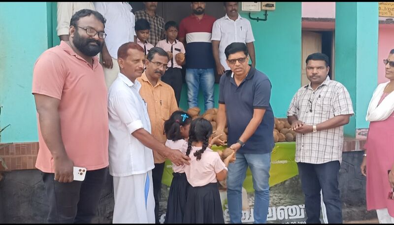 പ്രമാണം:19833-coconut challenge 2022-23 3.jpg