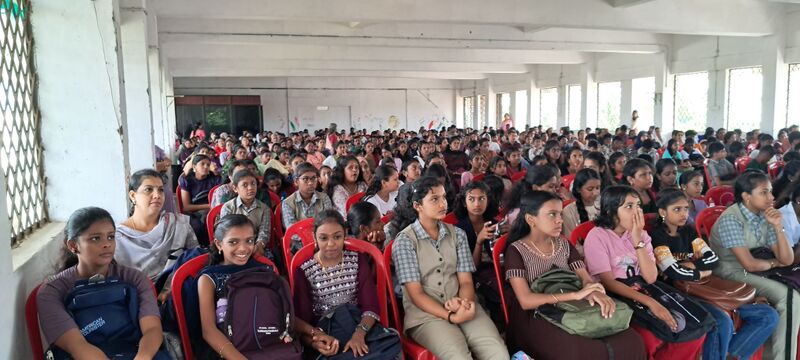 പ്രമാണം:21060-khs june2 praveshanolsavam 4.jpeg