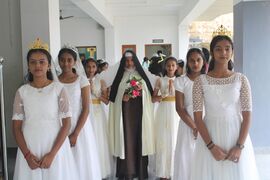 വി.കൊച്ചുത്രേസ്യാമ്മയുടെ വേഷത്തിൽ അണിഞ്ഞുനിൽകുന്ന വിദ്യാർത്ഥി