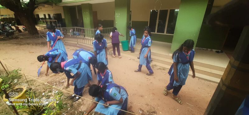 പ്രമാണം:34024 guiding cleaning2.jpg