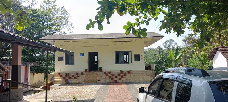 പ്രമാണം:Office building.jpg