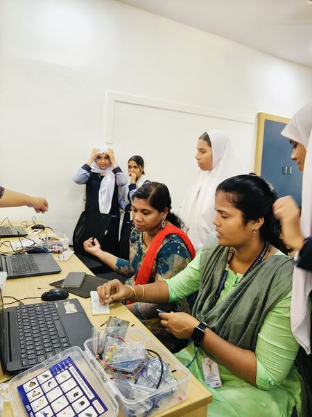 പ്രമാണം:Robotics പരിശിലനം4.jpg