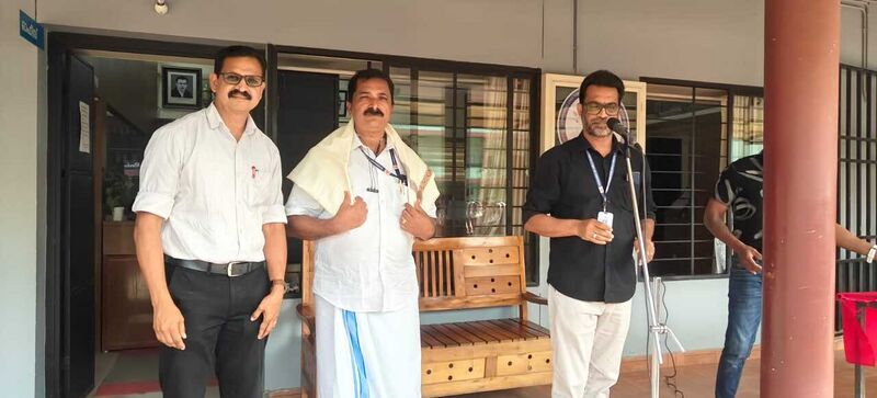 പ്രമാണം:15051 himalayan badge.jpg