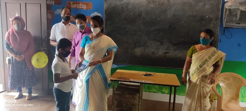 പ്രമാണം:18402 praveshanolsavam 2021-22 5.jpg