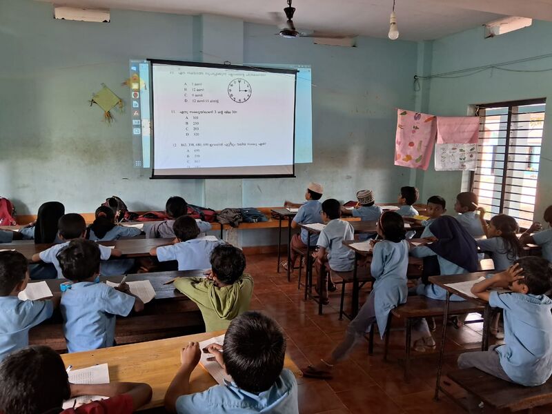 പ്രമാണം:19619 high tec classroom.jpg