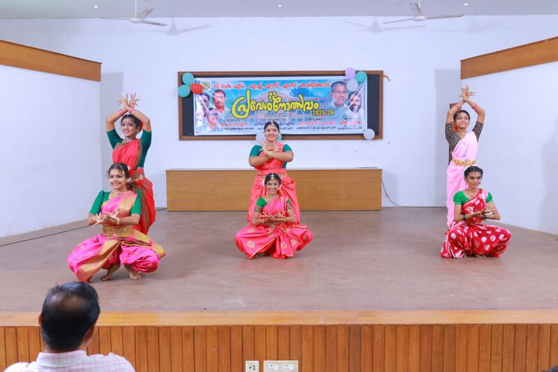 പ്രമാണം:41101 TKMHSS PRAVESHANOLSAVAM 5.jpg