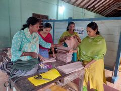 പിറ്റിഎ അംഗങ്ങളുടെ സഹകരണത്തോടെ യൂണിഫോം വിതരണത്തിനു തയ്യാറാക്കുന്നു.