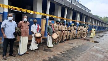 തിരികെ സ്‍കൂളിലേക്ക് ...................... കോവിഡ് മഹാമാരിയെ തുട‍ർന്ന് അടച്ചിട്ടിരുന്ന സ്‍കൂളുകൾ വീണ്ടും തുറന്നപ്പോൾ ,കു‍ുട്ടികളെ വരവേല്ക്കാൻ കാത്തുനില്ക്ക‍ുന്ന അദ്ധ്യാപകർ