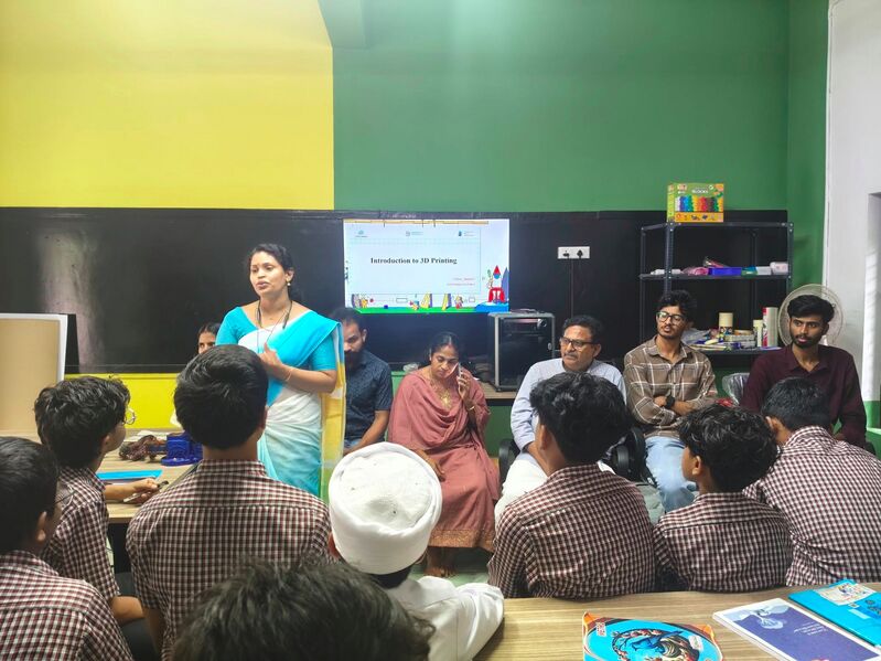 പ്രമാണം:TINKERING LAB TRAINING2.jpg.jpg