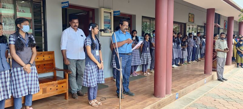 പ്രമാണം:15051 HM in oath ceremony.jpg