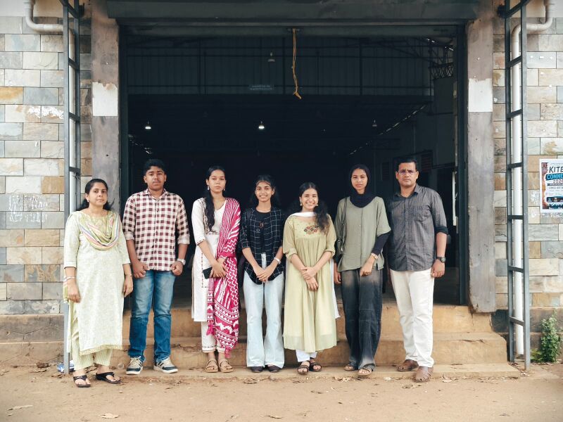 പ്രമാണം:18032-alumni-1.jpg