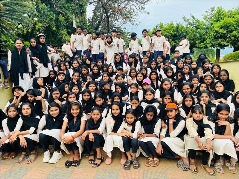 പ്രമാണം:19443പഠന യാത്ര.jpeg