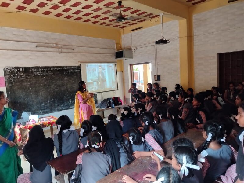 പ്രമാണം:24034 HIGHTECH CLASSROOM.jpg