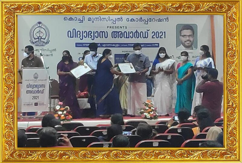 പ്രമാണം:26105schoolprizeSSLC.jpeg