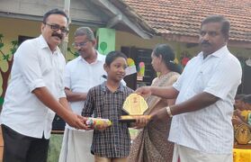 എൽ.എസ്.എസ് വിജയി രൂപേഷ് പിള്ളക്ക് വാർഡ് മെംബർ ഉപഹാരം നൽകുന്നു