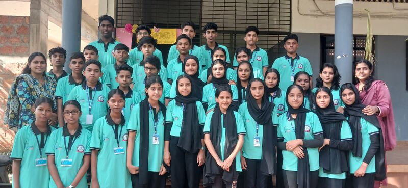 പ്രമാണം:47023little kite members.jpg