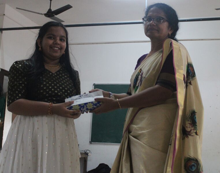 പ്രമാണം:ONAM IN SCHOOL 2.jpg