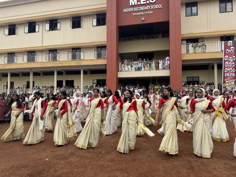 പ്രമാണം:19112 mes onam25-3.JPG