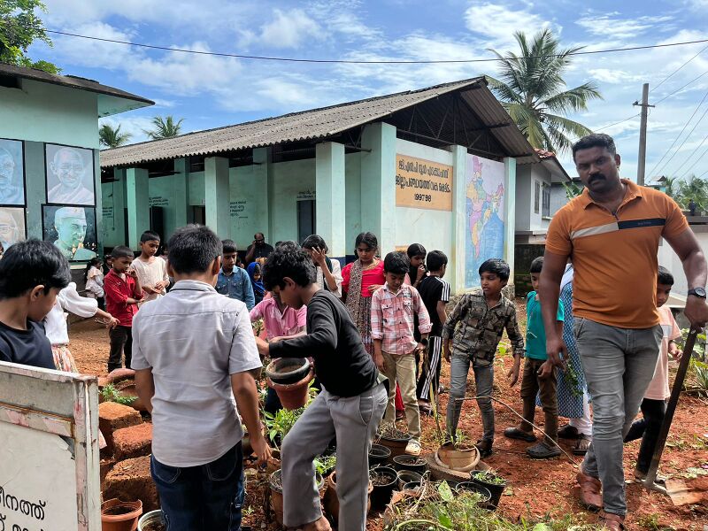 പ്രമാണം:19808-parisdhithi dina cleaning (2).jpeg