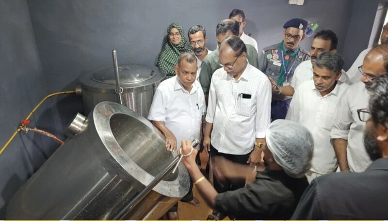 പ്രമാണം:19843-amlps padinjarekkara mlp-hightech kitchen.jpg