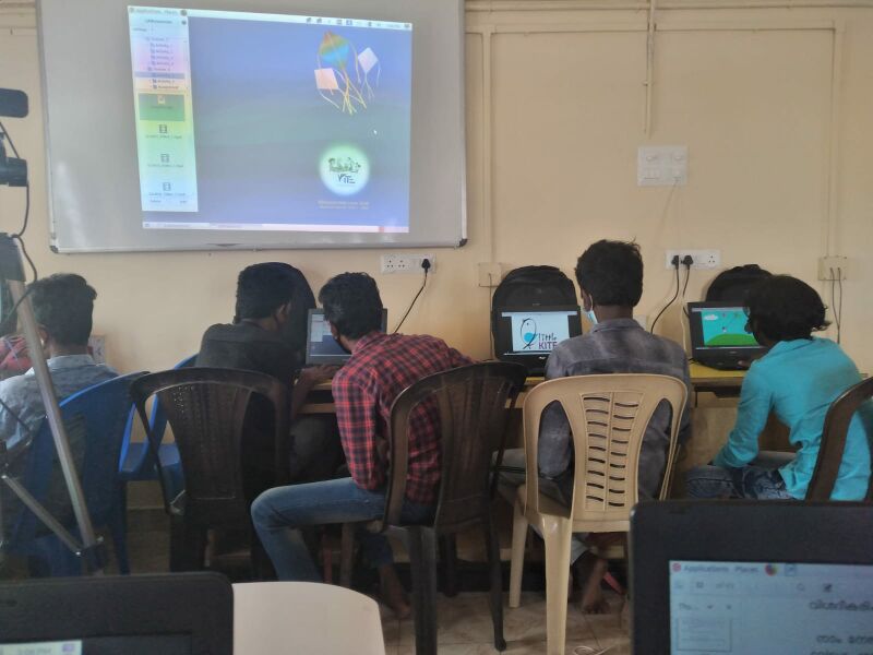 പ്രമാണം:26090 little kites3.jpg