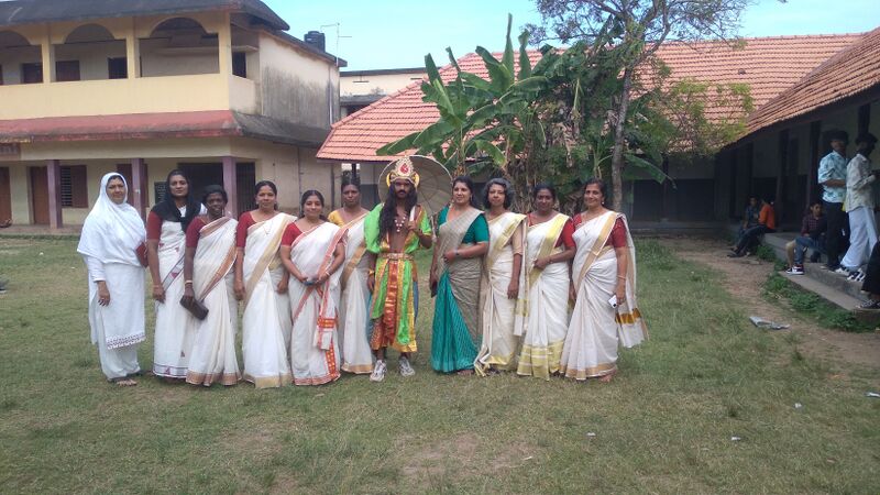 പ്രമാണം:36045 with maveli 1.jpg