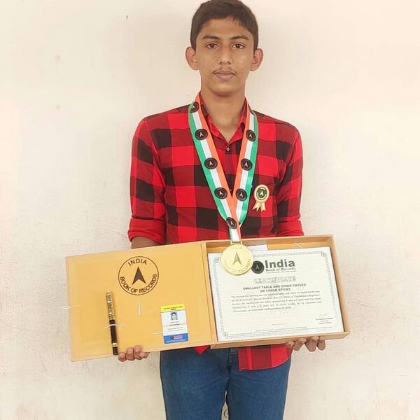 പ്രമാണം:42011 chock 1.jpg