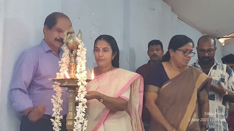 പ്രമാണം:42037 june.jpg