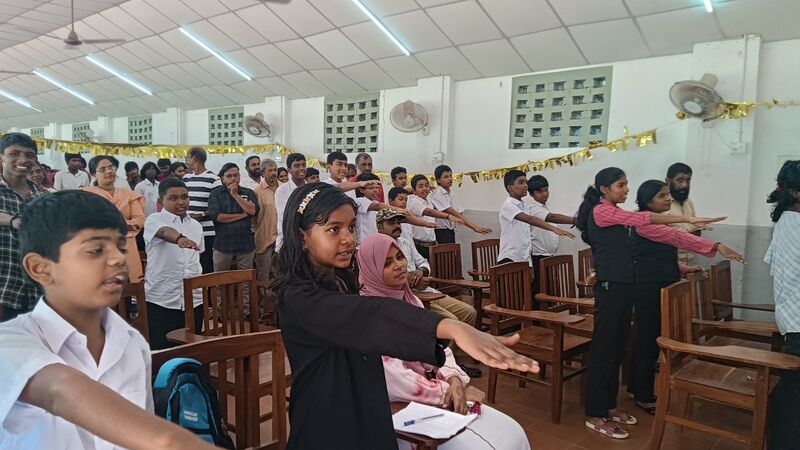 പ്രമാണം:43052 kidglovepledge.jpg