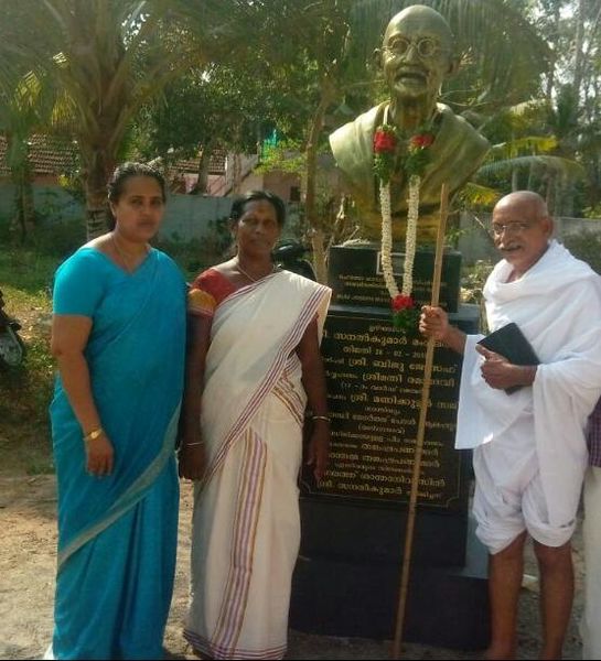 പ്രമാണം:ഗാന്ധി പ്രതിമ 3.jpg