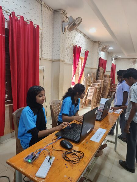 പ്രമാണം:13034 robofest2.jpg