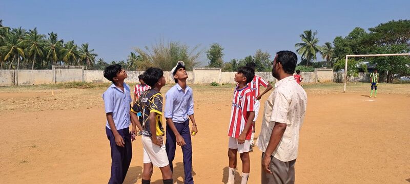 പ്രമാണം:21060 football.jpg