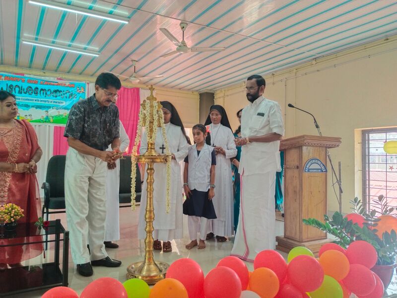 പ്രമാണം:36046 pravesanolsavam2.jpeg