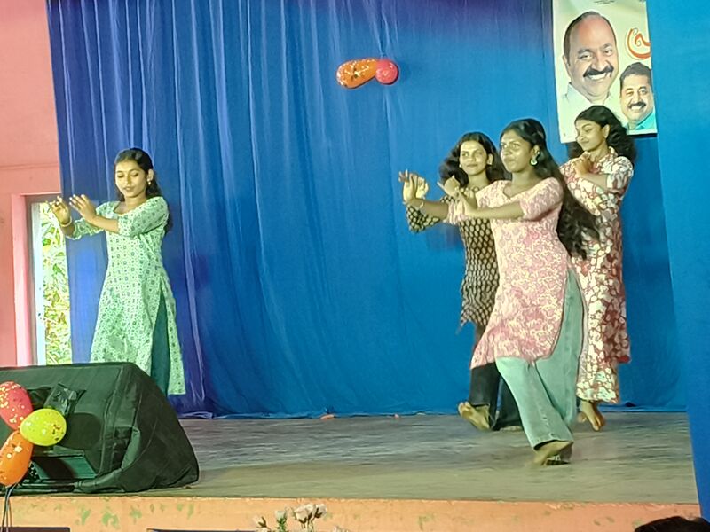 പ്രമാണം:38043 pravesanolsavam26.jpg