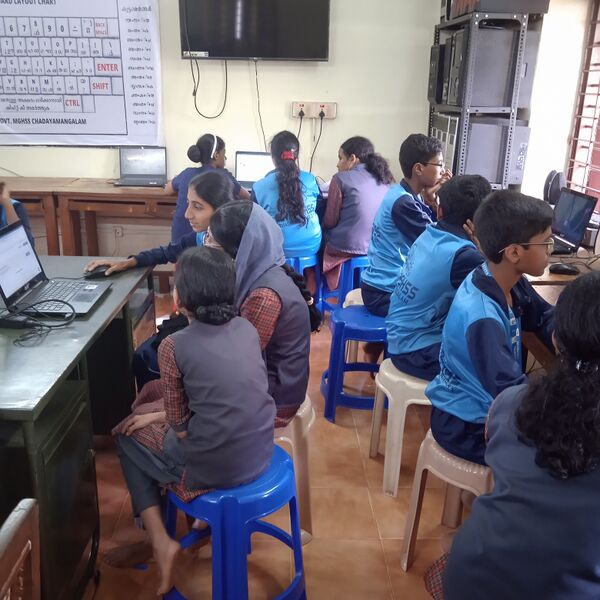 പ്രമാണം:40023 lk yip helpdesk photo(2).jpg