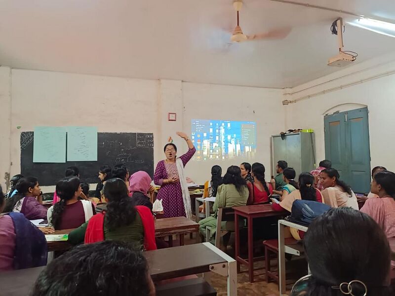 പ്രമാണം:11021 class meeting22.jpg