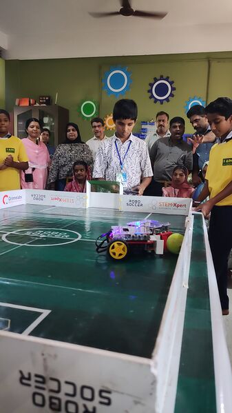 പ്രമാണം:18364 ROBO SOCCER WINNER 2.jpg