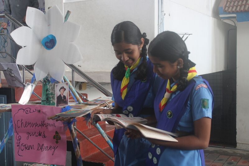 പ്രമാണം:21001 guides reading books 2.JPG