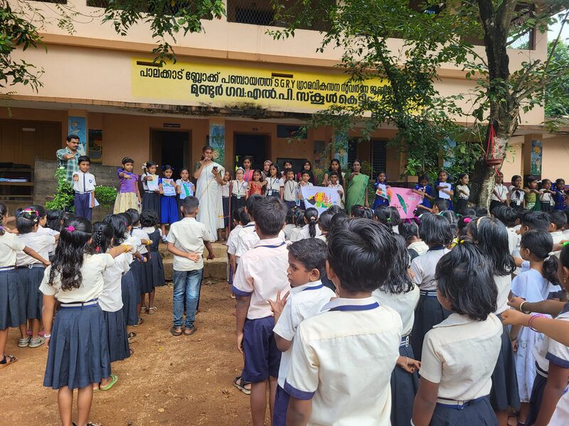 പ്രമാണം:21706 keralappiravi 24 02.jpg