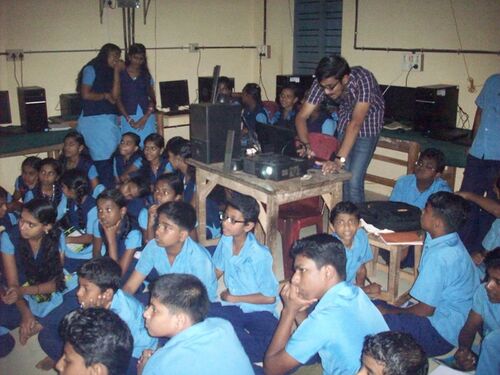 അഖിൽ കുട്ടികൾക്ക് ക്ലാസെടുക്കുന്നു