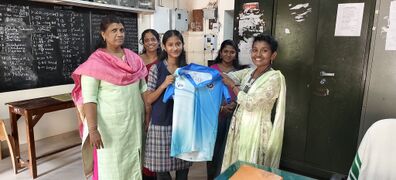 ലിറ്റിൽ കൈറ്റ്സ് 2024 - 27 ബാച്ചിന്റെ പുതിയ യൂണിഫോം വൈസ് പ്രിൻസിപ്പാൾ ശ്രീമതി. പ്രേമജ ടീച്ചറിൽ നിന്നും യൂണിറ്റ് അംഗം ഷിഫാന എസ് പിസ്വീകരിക്കുന്നു.