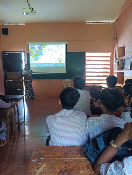 പ്രമാണം:15045- Hitech classroom presentation3.jpeg