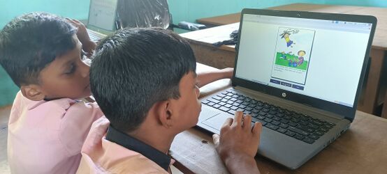 കുട്ടികൾ ഇ ക്യൂബ് പരിശീലനത്തിൽ