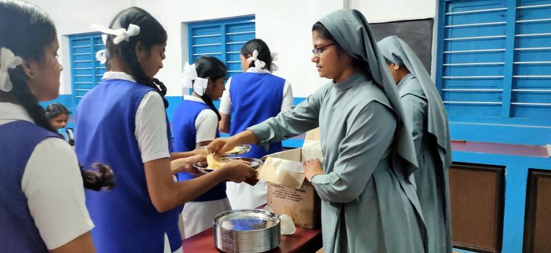 പ്രമാണം:21001 food distribution.jpg