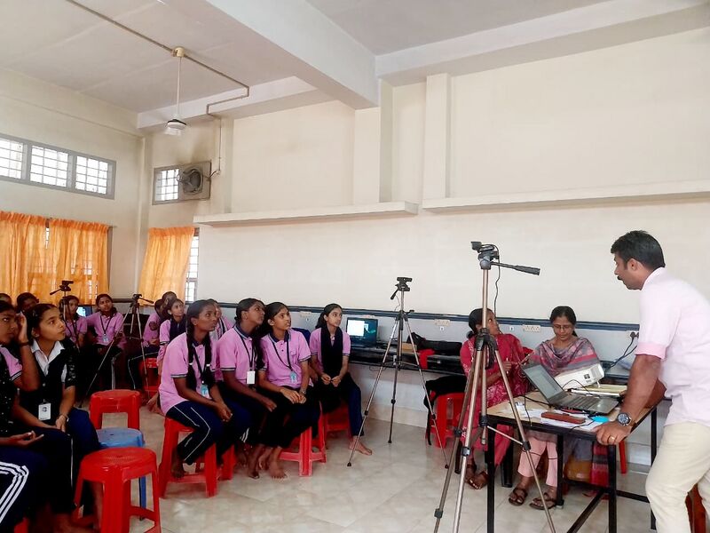 പ്രമാണം:28002-camera training 4.jpg